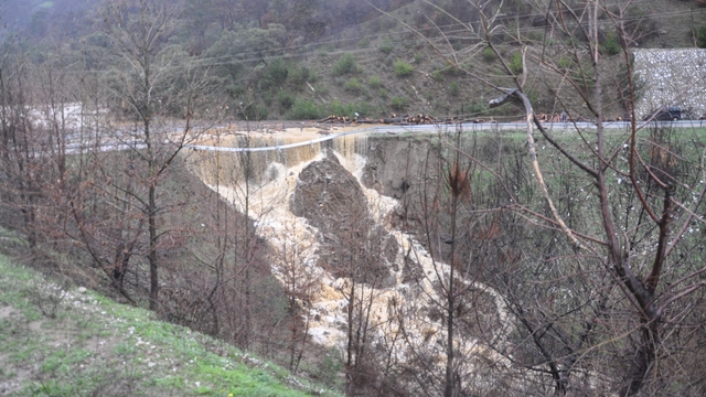 İzmir'de yağış nedeniyle çöken Ödemiş-Turgutlu yolu trafiğe kapatıldı