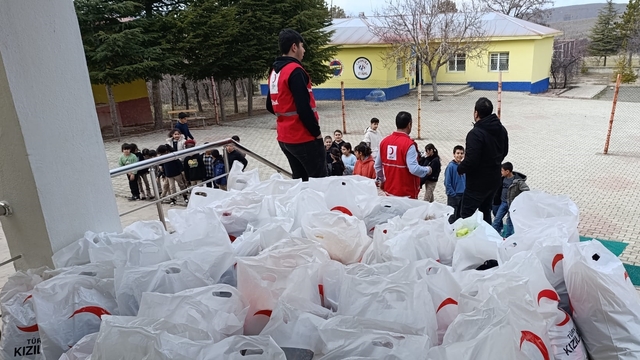 Türk Kızılay Baskil Şubesi'nden ihtiyaç sahibi öğrencilere kıyafet yardımı
