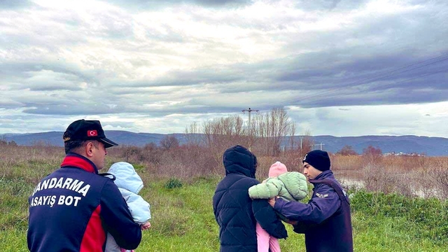 Bursa'da su seviyesinin yükseldiği bölgedeki evde mahsur kalan aile kurtarıldı