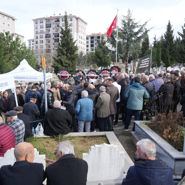 Ozan Arif, 7. ölüm yıl dönümünde mezarı başında anıldı