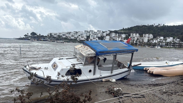 Bodrum'da sağanak; yollar trafiğe kapandı, iş yerlerini su bastı (2)