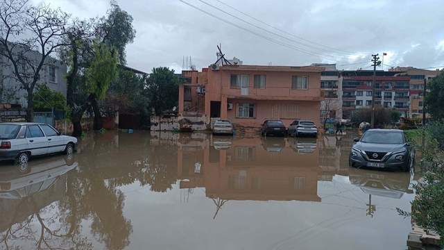 İzmir'de sağanak; yollar su doldu, esnaf mağdur oldu (2)