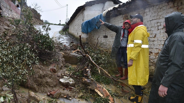 Germencik'te sağanak yağış sonrası başkan çizmeleri giyip sokağa çıktı