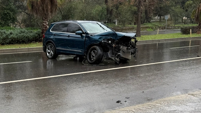 Antalya'da yağışlı havada kaza ucuz atlatıldı