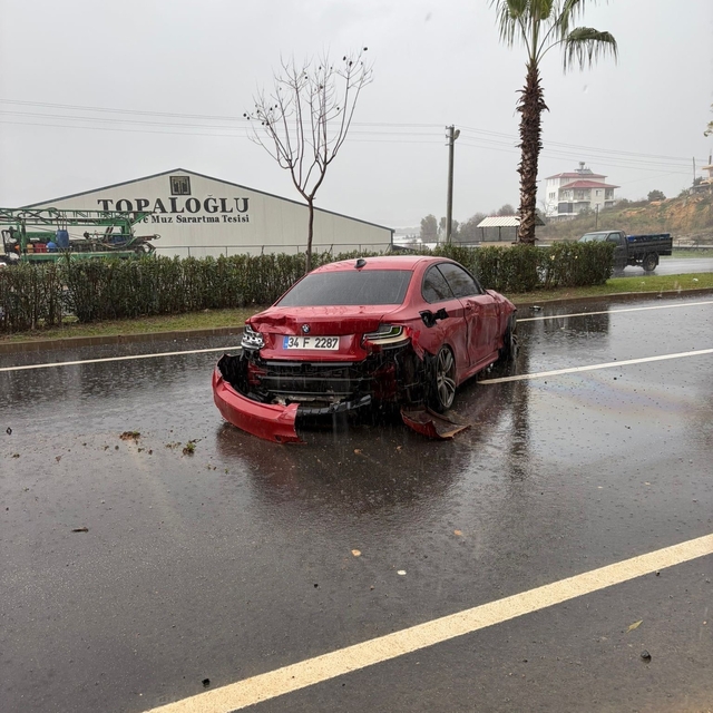 Kontrolden çıkan lüks otomobil refüje çarptı: 1 yaralı