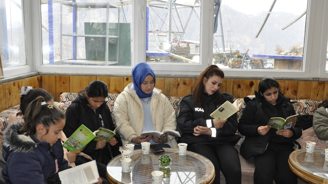Çukurca'da çocuklar polislerle bir araya geldi