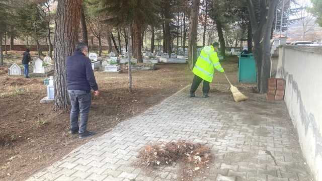 Taşova Belediyesinden mezarlık temizliği