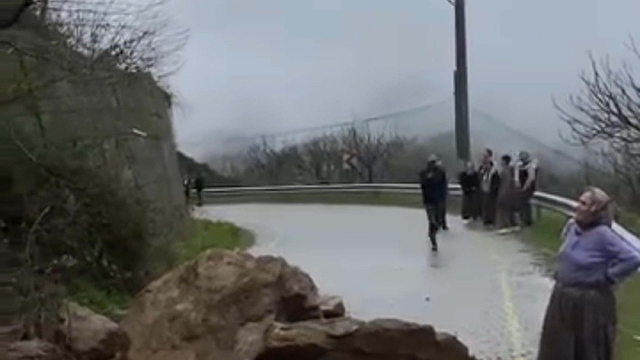 Mahalle yolu heyelan nedeniyle ulaşıma kapandı