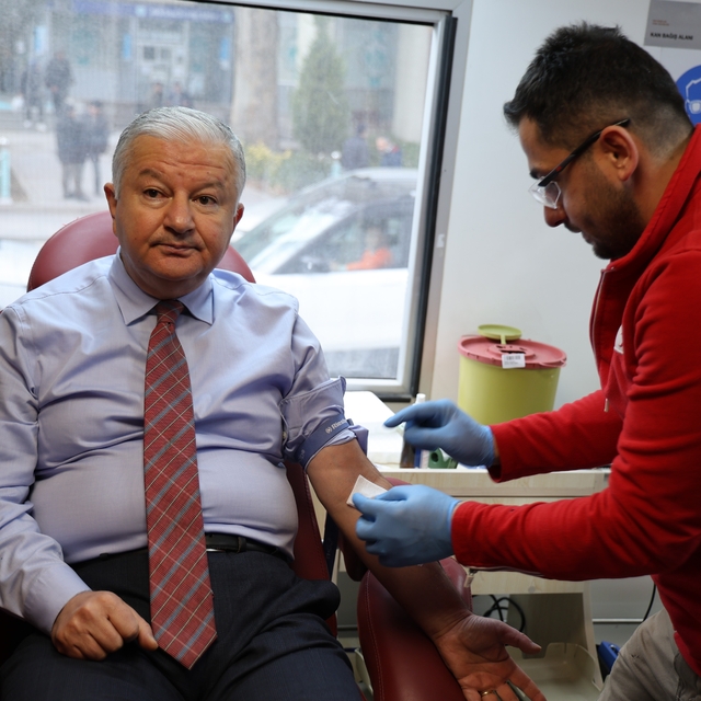 Aksaray'da kan bağışı kampanyasına Vali Duru da katıldı