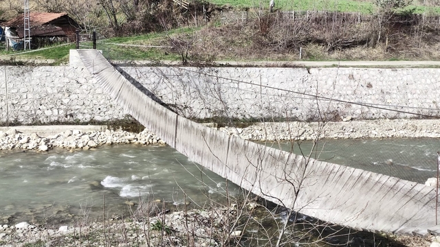 Sinop'ta rüzgar nedeniyle dönen asma ahşap köprüden düşen 2 kişi yaralandı
