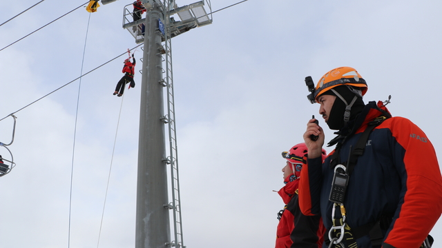 Van'da 150 kişilik ekiple gerçeği aratmayan 'çığ tatbikatı'
