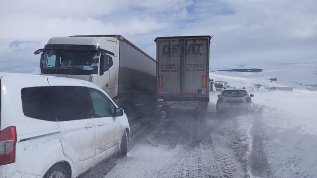 Ilgar Dağı tipi nedeniyle ulaşıma kapandı, 200 araçlık konvoy oluştu
