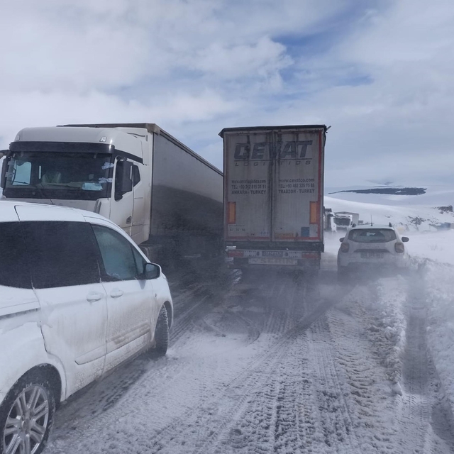 Ilgar Dağı tipi nedeniyle ulaşıma kapandı, 200 araçlık konvoy oluştu