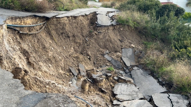 Yağışlar heyelanı tetikledi: Çeşme’de toprak kayması