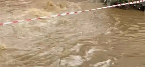 Büyük Menderes Nehri taştı, kara yolu ulaşıma kapatıldı (2)