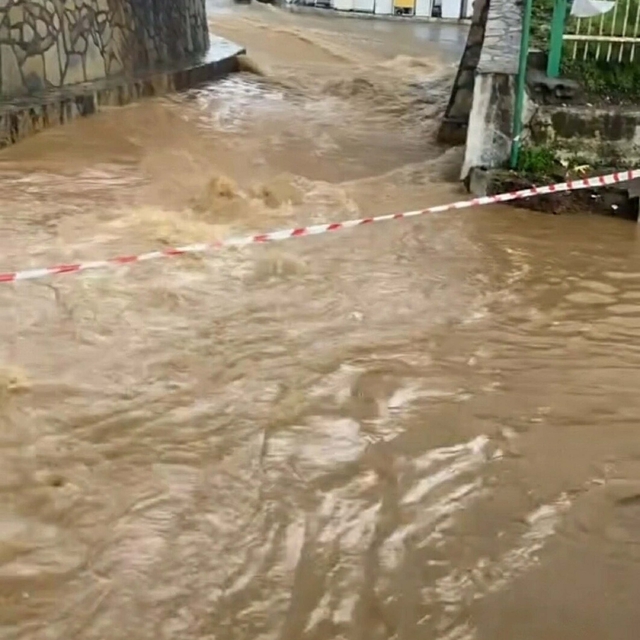 Büyük Menderes Nehri taştı, kara yolu ulaşıma kapatıldı (2)