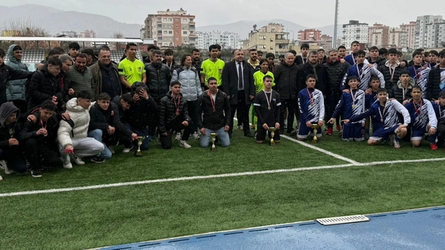 Liselilerin kavga çıkan maçında centilmenlik kazandı