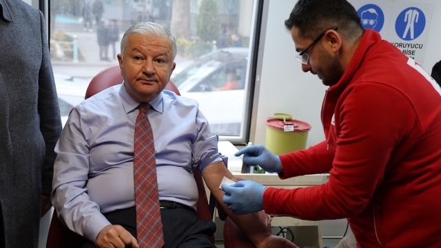 Aksaray'da kan bağışı kampanyasına Vali Duru da katıldı