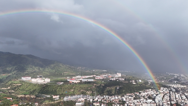 Sağanak sonrası gökkuşağı Aydın'ı sardı
Tralleis'ten şehir merkezine uzanan gökkuşağı havadan görüntülendi