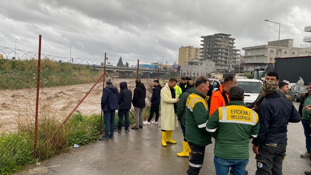Mersin'de sağanak yağmur etkili oluyor