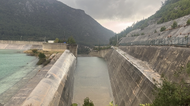 Alanya Dim Barajı'nda tahliye işlemi icin bölgeye yakın bazı evlerin tedbir amaçlı boşaltılması istendi
Bölgeye yakın binaların bodrum, giriş ve 1. Katlarında yaşayan vatandaşlardan, tedbir amaçlı boşaltmaları istendi