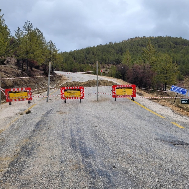 Mut'ta aşırı yağış nedeniyle Çivi Mahallesi, Söğütözü yayla yolu ulaşıma ka...