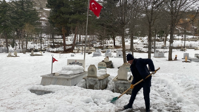 Başçiftlik'te mezarlıklarda temizlik çalışması yapıldı