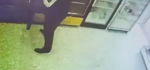 Marketten içki hırsızlığı kamerada