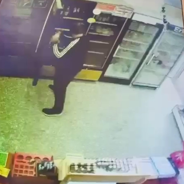 Marketten içki hırsızlığı kamerada