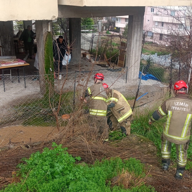 İzmir'de evin istinat duvarı çöktü: 3 kişi tahliye edildi