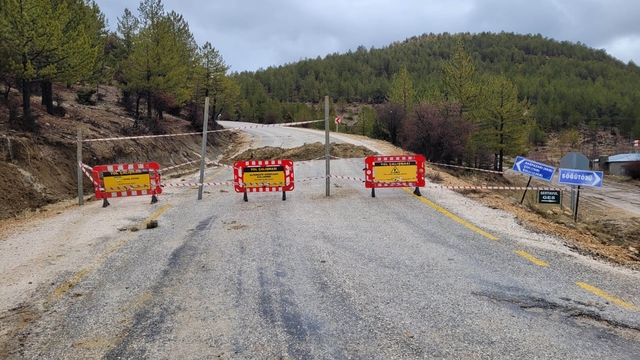 Mut'ta aşırı yağış nedeniyle Çivi Mahallesi, Söğütözü yayla yolu ulaşıma kapandı