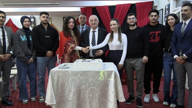 Edirne'de evlilik kredisinden faydalanan çiftler için temsili kına gecesi
Huzurevi sakinleriyle birlikte mutluluğa ilk adım