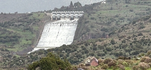 İzmir'de aşırı yağışlar sonrası barajlardan kontrollü su bırakılıyor