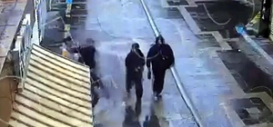 'Birini bıçaklamam lazım' diyerek evden çıkıp 16 yaşındaki kız çocuğunu bıç...