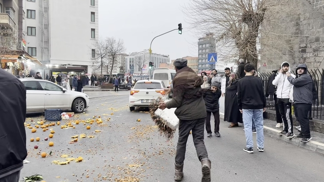 Diyarbakır'da seyyar satıcılarla, tezgahlarını alan zabıta ekipleri arasında gerginlik