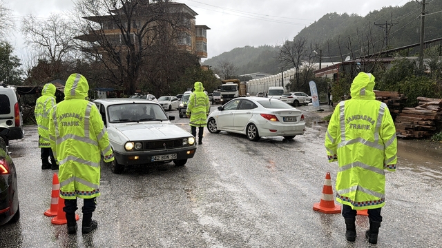 GÜNCELLEME - Alanya'da sağanak nedeniyle bazı işletmelerin çardakları denize sürüklendi