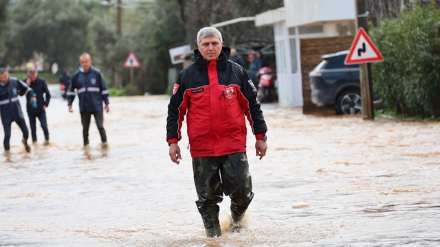 Başkan Mandalinci su taşkınlarının yaşandığı Kızılağaç'ta incelemelerde bulundu