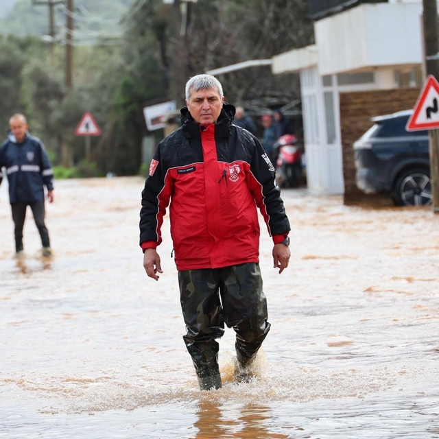 Başkan Mandalinci su taşkınlarının yaşandığı Kızılağaç'ta incelemelerde bul...