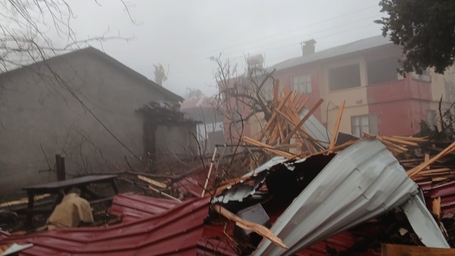 Tarsus'ta yağmur ve fırtına hayatı olumsuz etkiledi