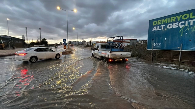 Niğde'de sağanak ve fırtına etkili oldu