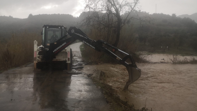 Aydın'da sağank yağışa karşı Büyükşehir ekiplerinden yoğun çalışma