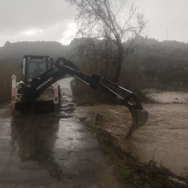 Aydın'da sağank yağışa karşı Büyükşehir ekiplerinden yoğun çalışma