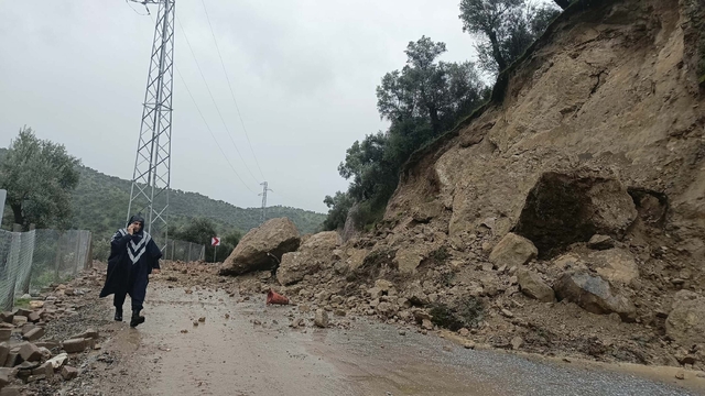 Dağdan kopan kayalar, kara yolunu kapadı