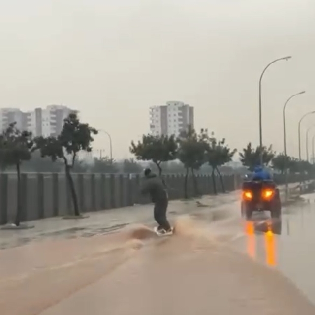 Adana'da su dolan caddede sörf yaptı
