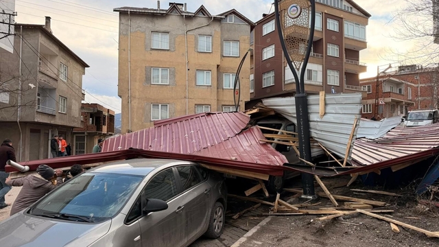 Ordu'nun yüksek kesimlerinde fırtına; 11 evin çatısı uçtu