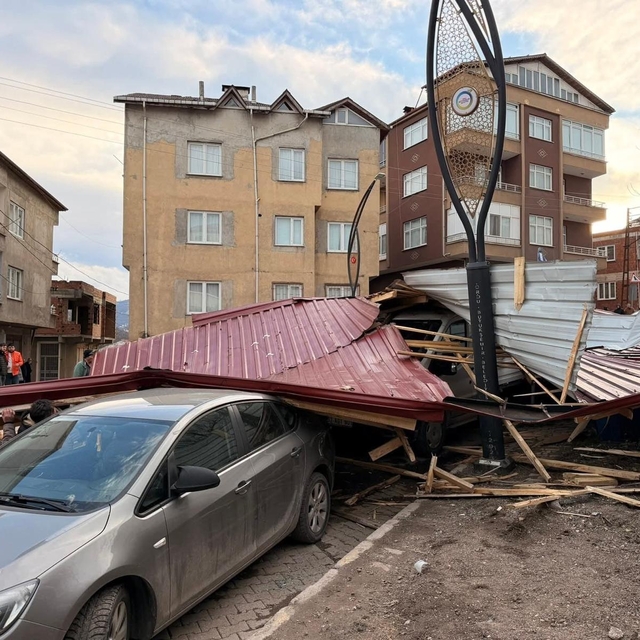Ordu'nun yüksek kesimlerinde fırtına; 11 evin çatısı uçtu