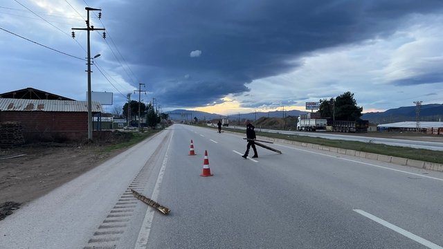 Tokat'ta şiddetli rüzgar fabrika çatısını uçurdu