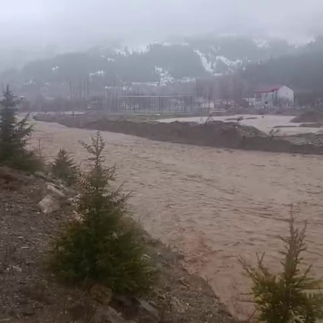 Adana'da sağanak; dereler taştı, mescit sular altında kaldı