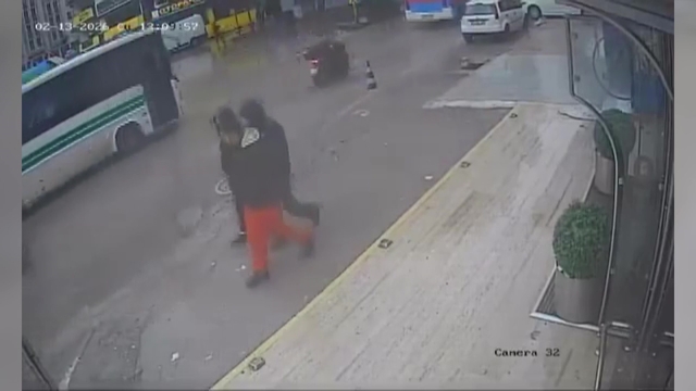 Çukura düşen motosikletli, otobüsün altında kalmaktan son anda kurtuldu