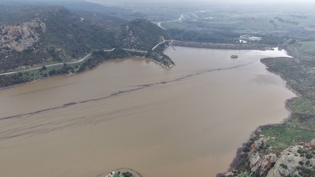 Atikhisar barajında kritik saatler, 2 mahalle için uyarı yapıldı
Atikhisar Barajı'nda doluluk oranı yüzde 100'e ulaştı